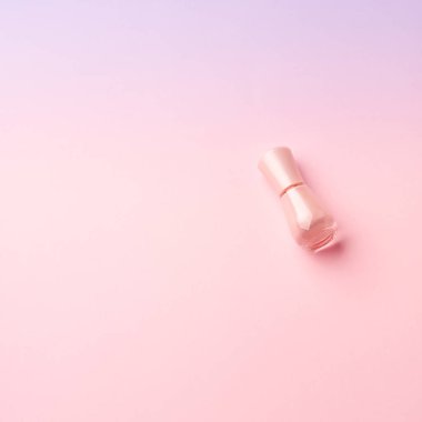 Tek renkli arka planda soluk pembe çivi cilası