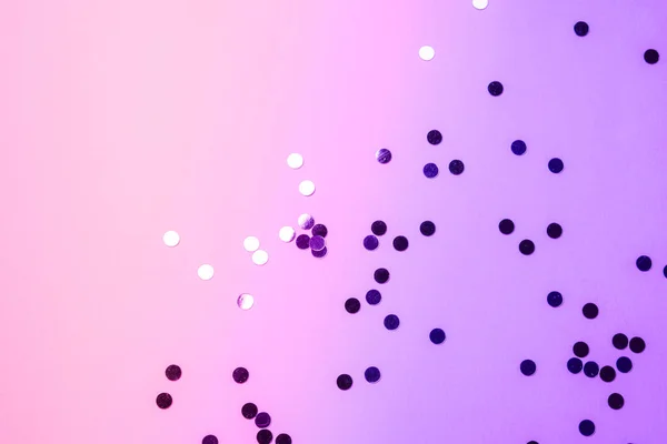 Confeti espumoso sobre fondo rosa púrpura —  Fotos de Stock