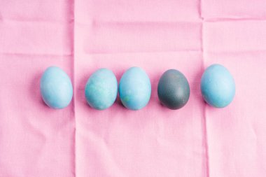 Paskalya arka planda renkli yumurta haşlanmış