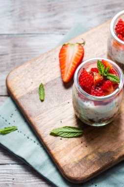 Çilekli yoğurt ve granola. Kahvaltı