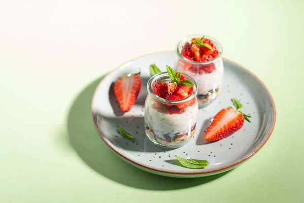 Parfait de granola de yogur con fresas — Foto de Stock