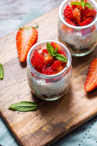 Yogur y granola con fresas. Desayuno — Foto de Stock