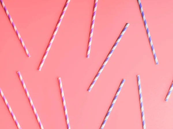 Lila papper halmstrån på rosa färg bakgrund — Stockfoto