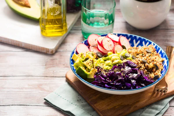 Sebzeler ve Quinoa ile renkli buda kase