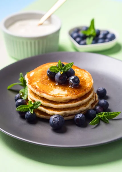 Crêpes maison servies avec des baies fraîches — Photo