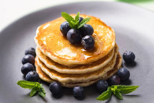 Crêpes maison servies avec des baies fraîches — Photo