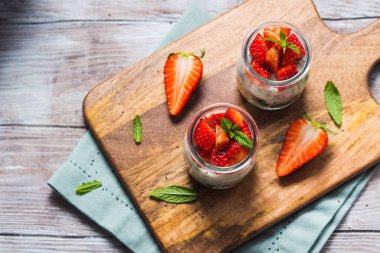 Çilekli yoğurt ve granola. Kahvaltı