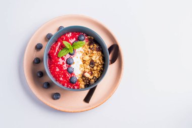 Ahududu ve tahıllı yoğurt kasesi.