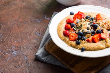 Çilek, badem yağı, tohum ile Amaranth çanak