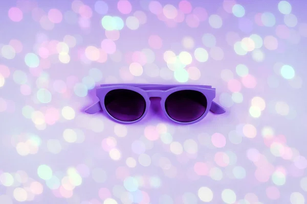 Εξαιρετικά βιολετί γυαλιά ηλίου στο φόντο με bokeh — Φωτογραφία Αρχείου