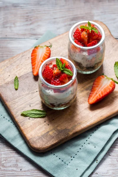 Yogur y granola con fresas. Desayuno — Foto de Stock