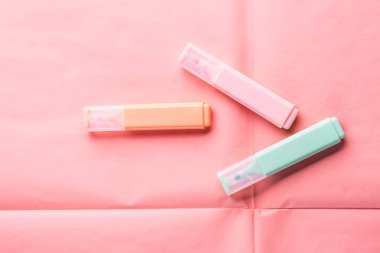 Mercan pembesi arka plan üzerinde pastel işaretleri