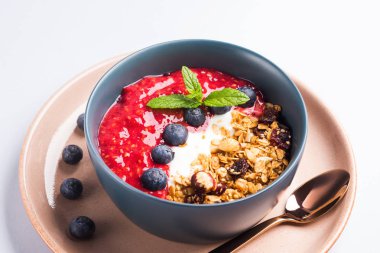 Ahududu ve tahıllı yoğurt kasesi.