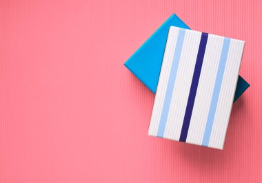 Hediye kutuları pembe arka plan üzerinde yığını