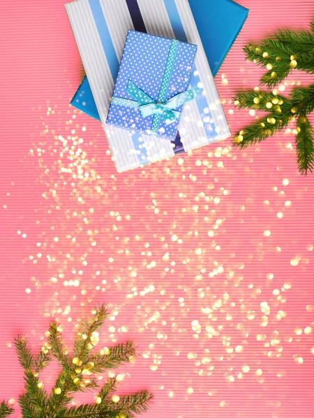 Geschenkdozen stapelen op roze achtergrond met glitters — Stockfoto