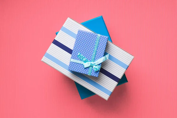 礼品盒堆叠在粉红色珊瑚背景 — 图库照片