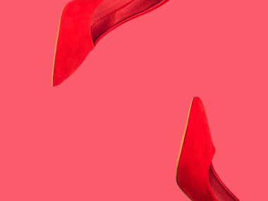 Kırmızı kadın pompaları mercan pembe izole