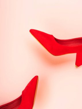 Kırmızı pompa topuklu tek renkli arka plan