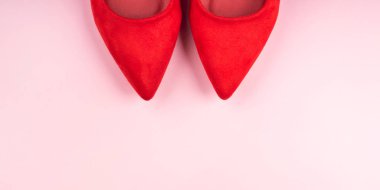 Kırmızı kadın ayakkabılarıyla tek renkli arkaplan