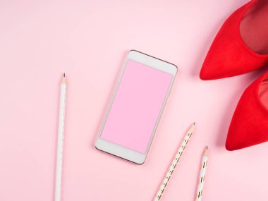 Pembe arka planda cep telefonu ekranı. Bayan