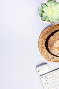 Hasır şapka, sulu ve klavye nötr gri