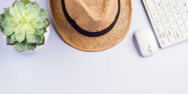 Hasır şapka, sulu ve klavye nötr gri