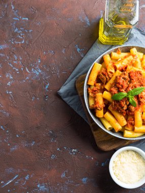 Domates et ragu ile lezzetli rigatoni makarna