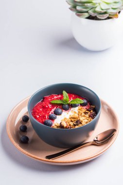 Ahududu ve tahıllı yoğurt kasesi.