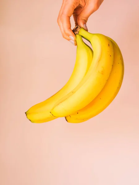Um bando de bananas na mão de uma mulher. Conceito de arte — Fotografia de Stock