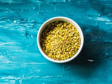 Yeşil kase içinde kıyılmış fıstık