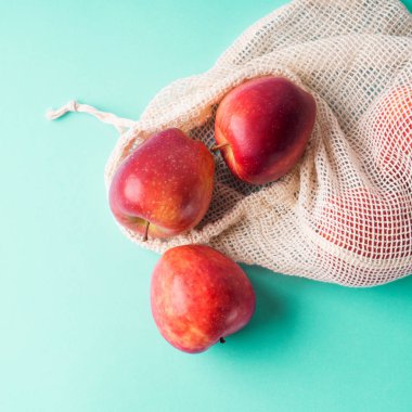 Yeniden kullanılabilir pamuklu torbada taze elma