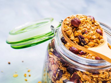 Ev yapımı granola ile cam kavanoz