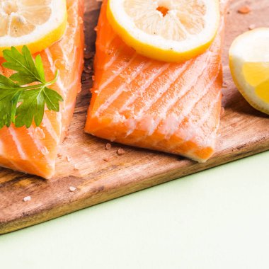 Limon dilimleri ile ahşap tahta üzerinde somon fileto