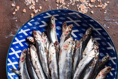 Mavi balık. Pembe tuz ile bir çanak ana hovies