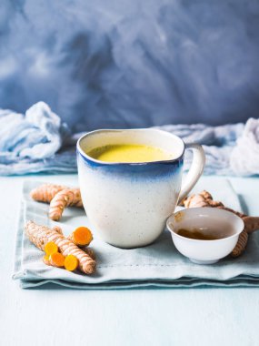 Altın zerdeçal Hindistan cevizi sütü içeceği