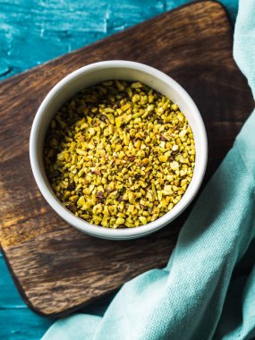 Yeşil kase içinde kıyılmış fıstık