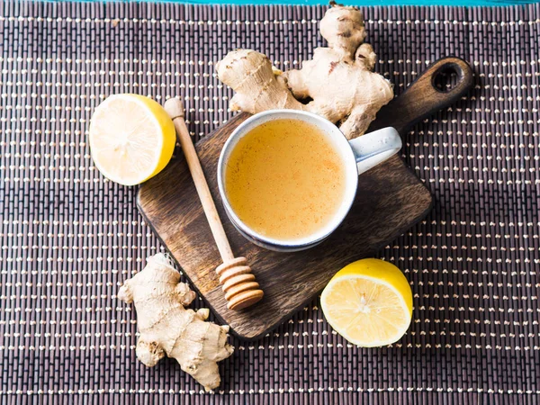 Bebida de té caliente de jengibre limón con miel como remedio natural — Foto de Stock