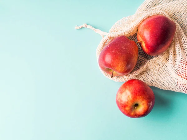 Свежие яблоки в многоразовом хлопковом пакете — стоковое фото
