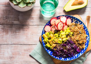 Sebzeler ve Quinoa ile renkli buda kase