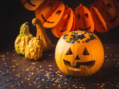 Cadılar Bayramı, kabak ve konfeti oyulmuş. Karanlık