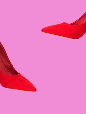 Kırmızı kadın pompalar pembe izole