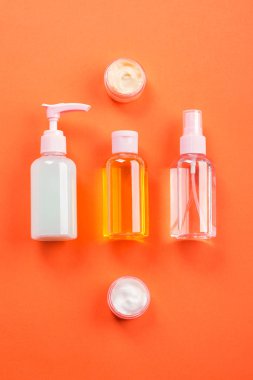 Turuncu mercan üzerinde jenerik güzellik ürünleri