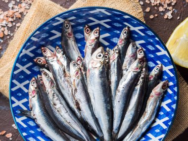 Mavi balık. Pembe tuz ile bir çanak ana hovies