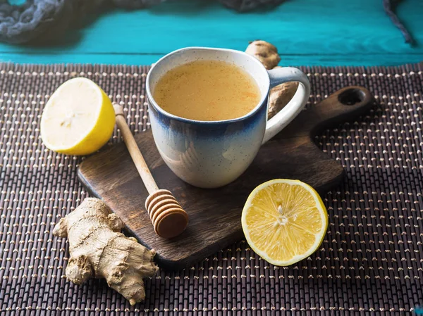 자연 요법으로 벌 꿀과 레몬 생강 뜨거운 차 음료 — 스톡 사진