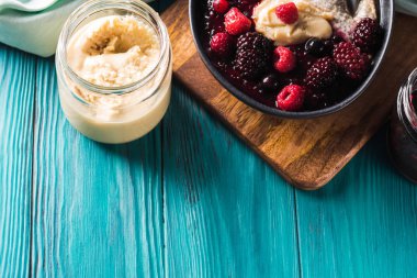 Çilek ve fındık ezmesi ile sağlıklı kahvaltı