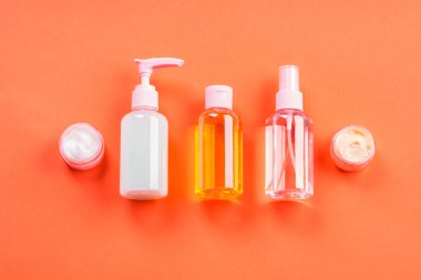 Turuncu mercan üzerinde jenerik güzellik ürünleri