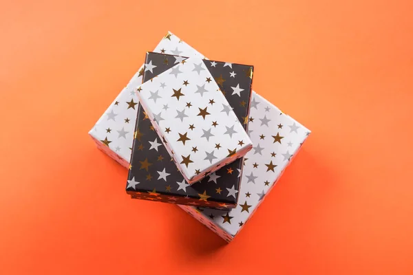 Montón de cajas de regalo con estrellas en naranja —  Fotos de Stock