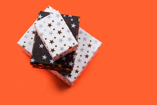 Pila di scatole regalo con stelle su arancione — Foto Stock