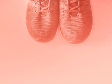 Boş arka planda mercan pembe eğitmenler.