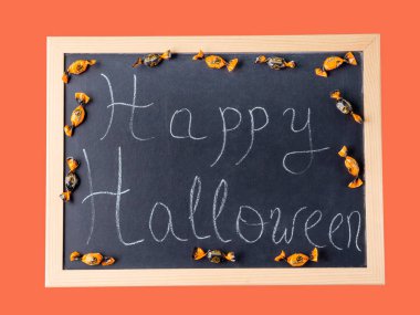 Cadılar Bayramınız Kutlu Olsun. Tahta üzerinde tatil selamlar